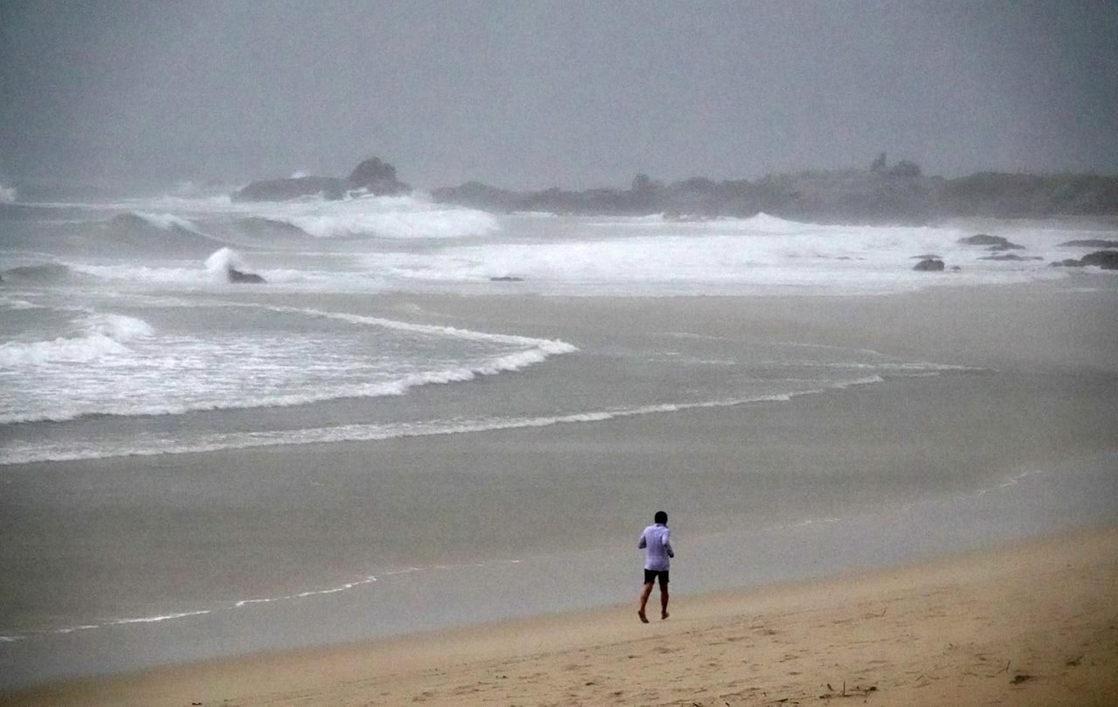 Fuerte oleaje en la playa de Samil debido al temporal // Vicente Alonso