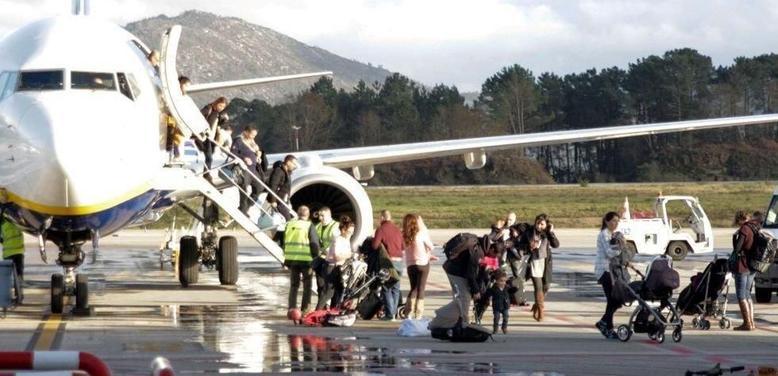 Pasajeros de la compañía Ryanair en una de las pistas del Aeropuerto de Peinador.