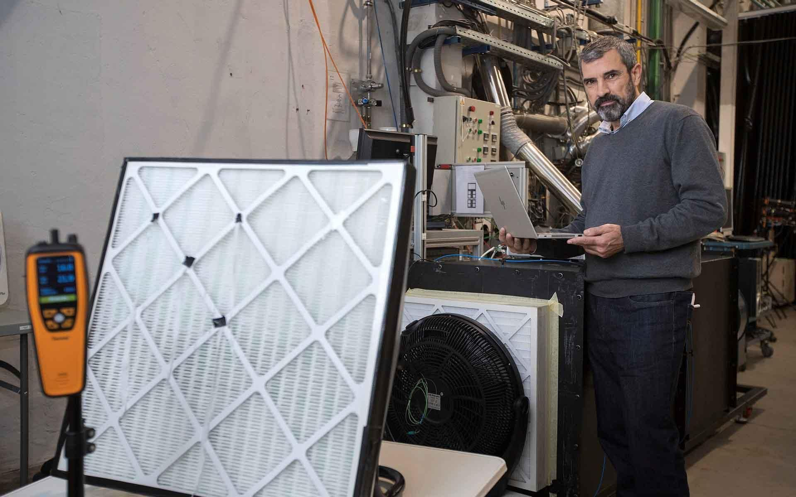 El catedrático de Mecánica de Fluidos de la Unizar, Javier Ballester, junto a un medidor de partículas y unos de los filtros inventados por él. EFE/Toni Galán