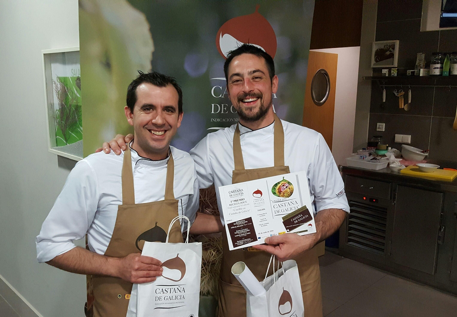 Ángel Martínez Peña, con su socio Víctor Otero (izquierda), muestra el diploma gañador.