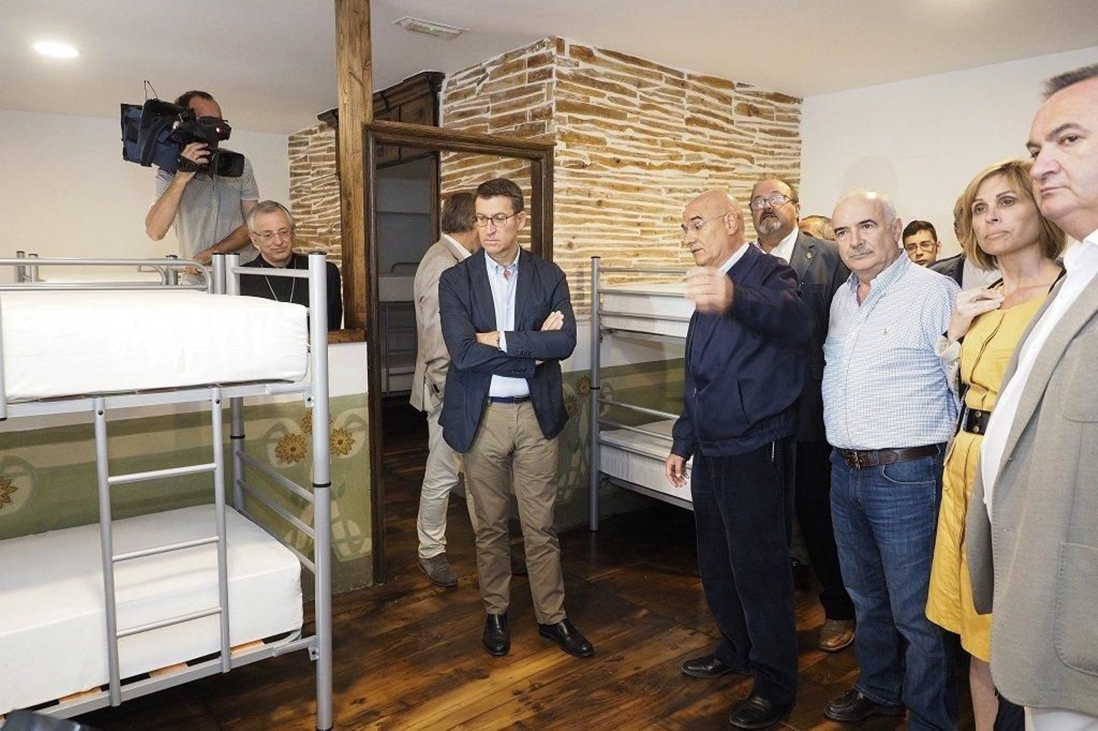 Alberto Núñez Feijóo atiende las explicaciones del arquitecto encargado de la rehabilitación.