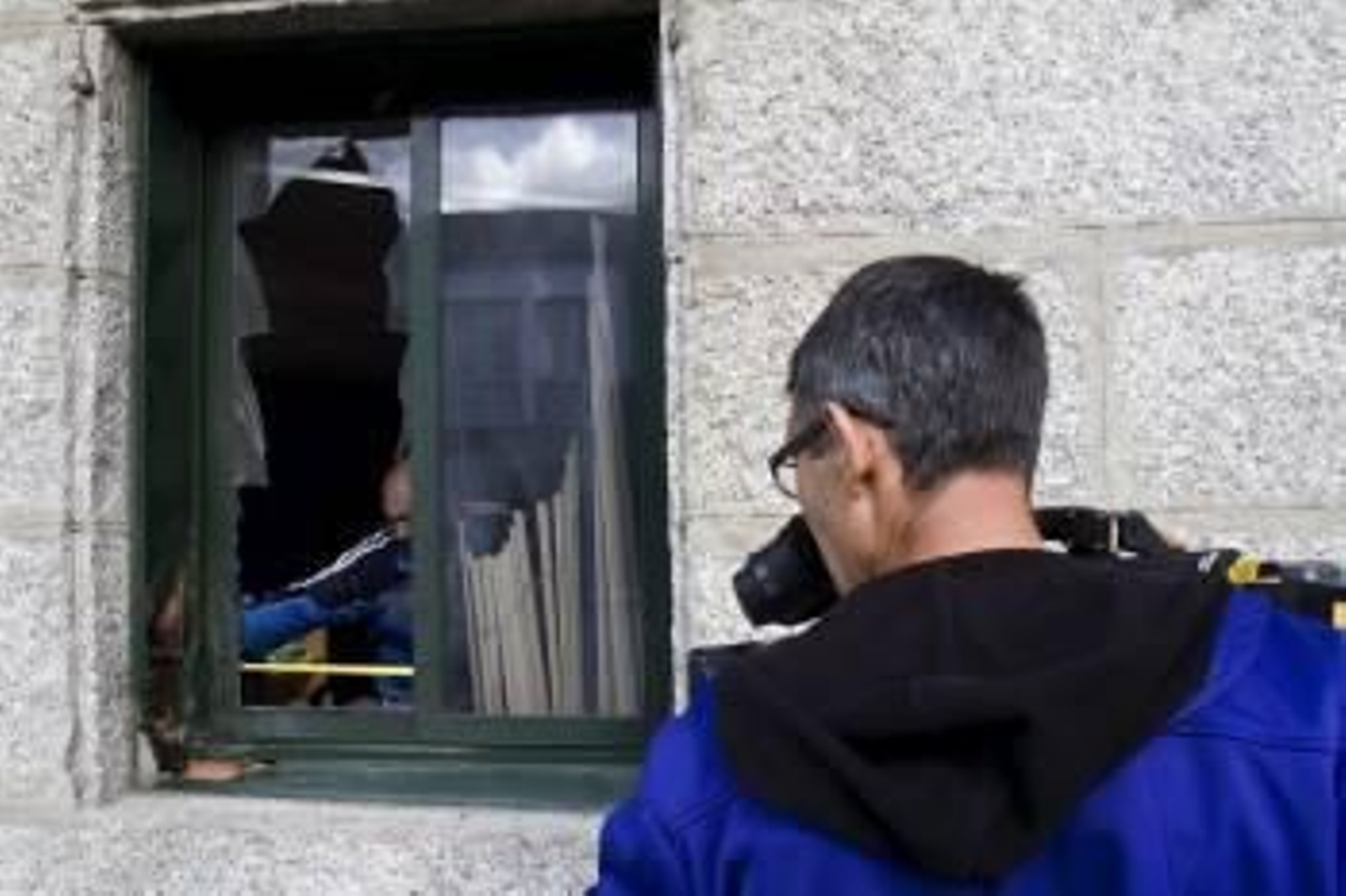 Un cámara toma imágenes de los desperfectos en la sede del PP. (Foto: SALVADOR SAS)