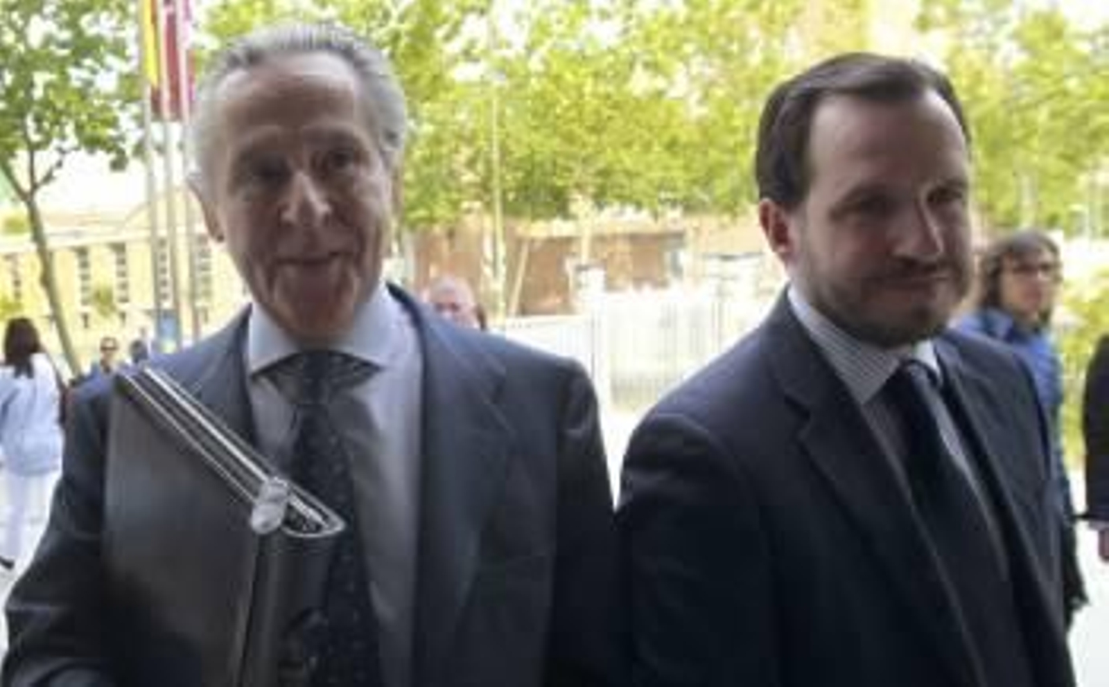 Miguel Blesa (i.) con su abogado el pasado día 5 de junio. (Foto: ARCHIVO)