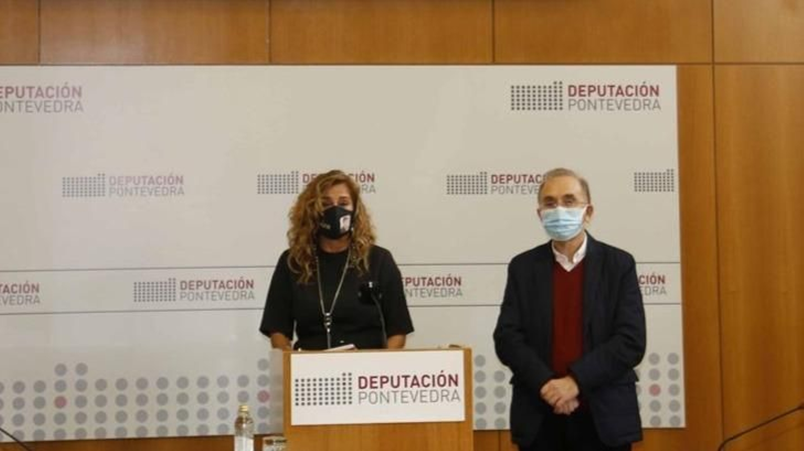 El alcalde de Ponteareas y la presidenta provincial, presentando ayer el proyecto de museo.