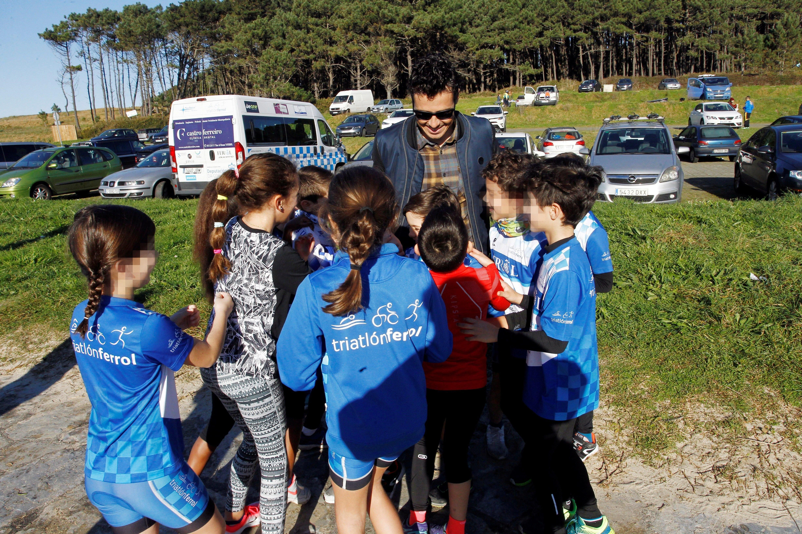 Gómez Noya, ayer en la playa de Doniños con los niños de la escuela.