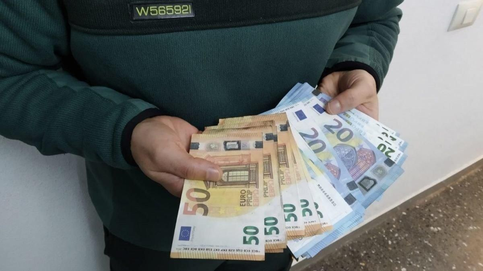 Billetes falsos de 50 y 20 euros intervenidos en un operativo llevado a cabo por la Guardia Civil en Nigrán en 2020.