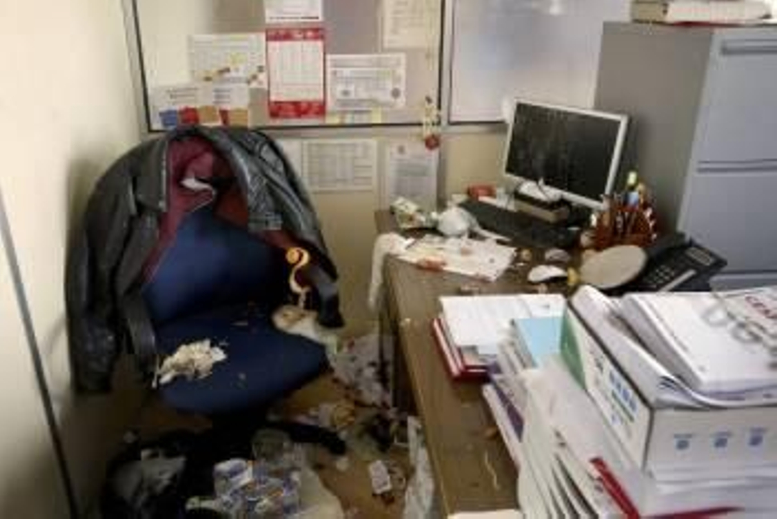 Aspecto que presenta esta mañana uno de los despachos de la sede de UGT en A Coruña. EFE