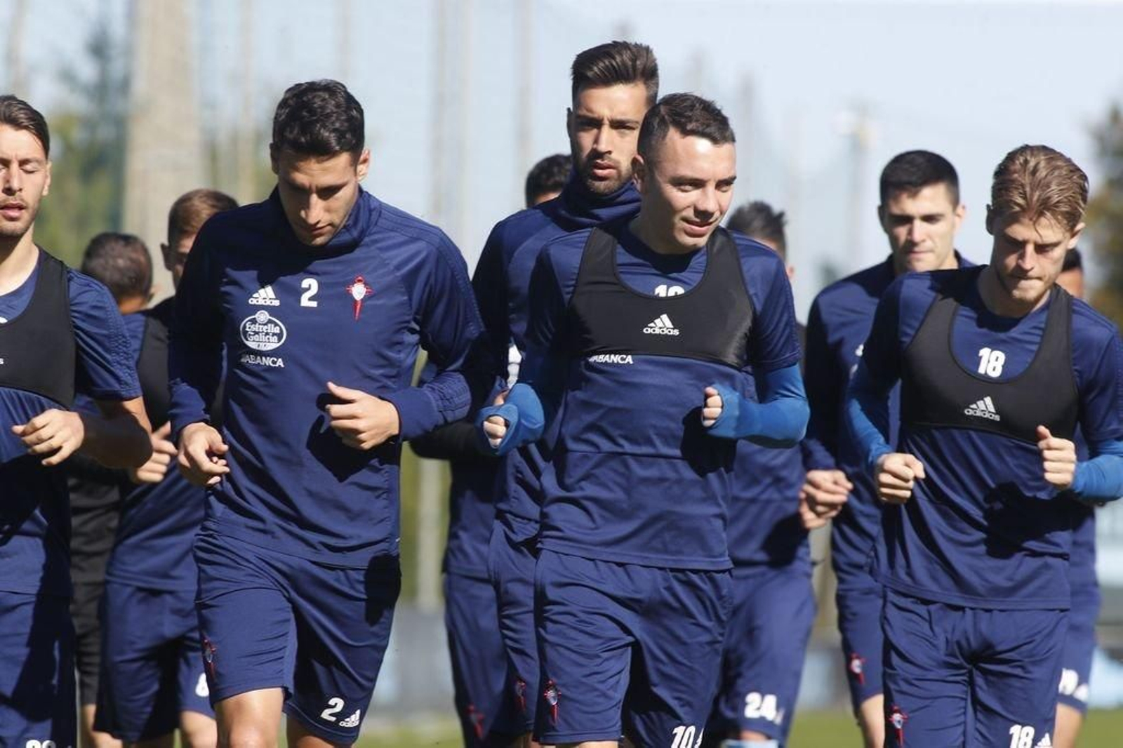 Iago Aspas encabeza el grupo durante la carrera continua del inicio del entrenamiento matinal de ayer. No se va a esconder.