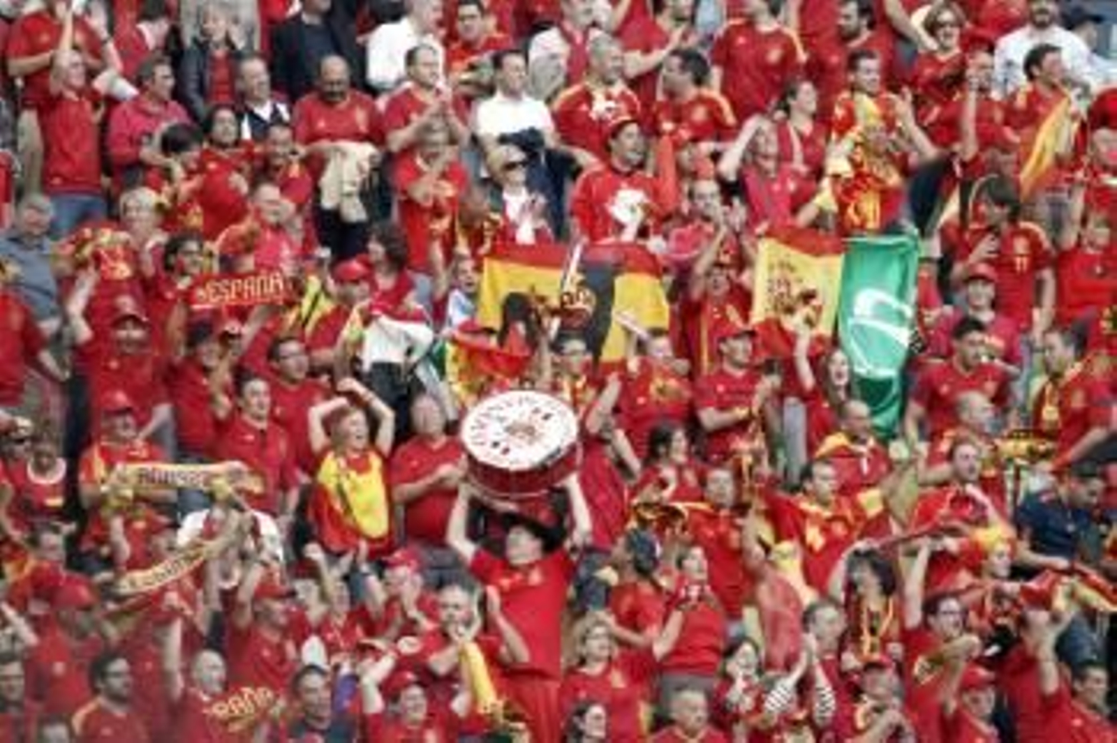 Aficionados españoles durante el primer partido de la Selección en la Eurocopa, el pasado domingo. (Foto: J.C. CÁRDENAS)