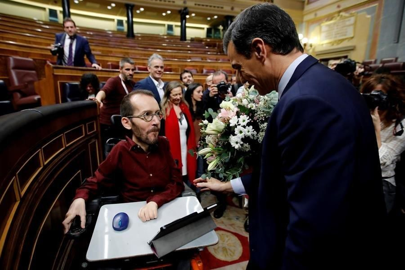 El presidente del gobierno Pedro Sánchez, saluda al diputado de Unidas Podemos Pablo Echenique