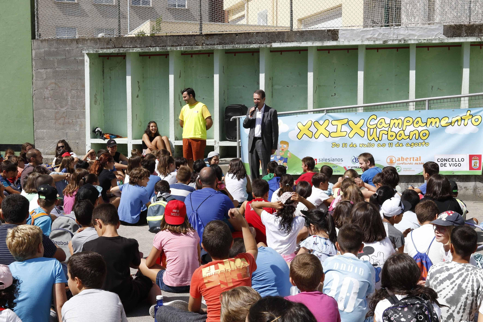 El alcalde, ayer durante la visita al campamento urbano de As Travesas.