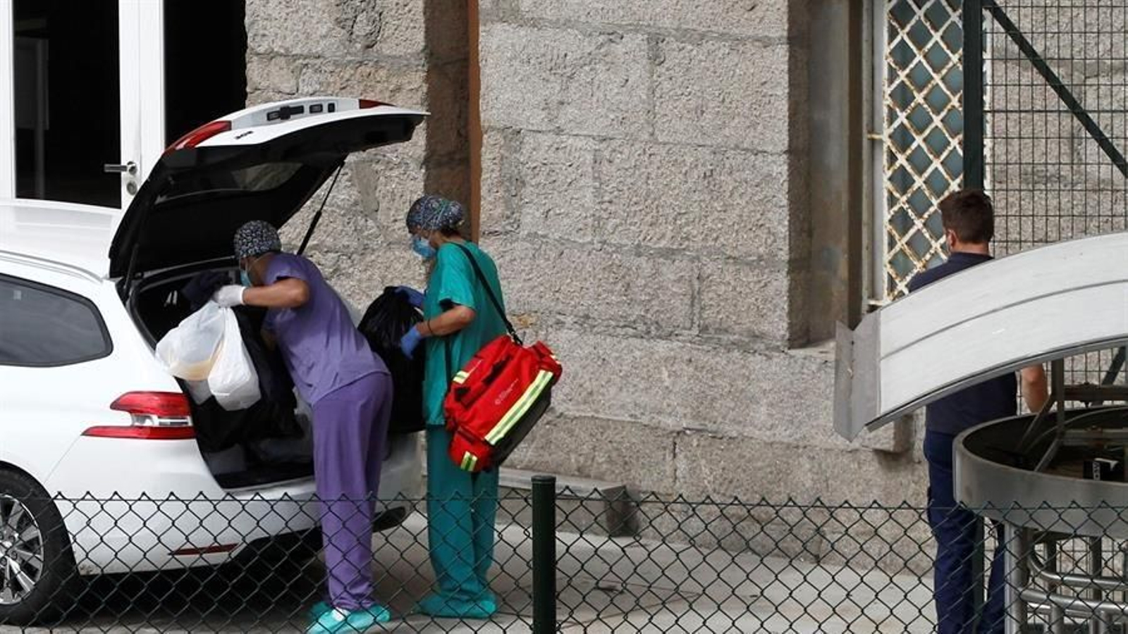 Miembros del Servicio Gallego de Salud abandonan las instalaciones del hotel de A Coruña donde se encuentran aislados los jugadores y el cuerpo técnico del Fuenlabrada