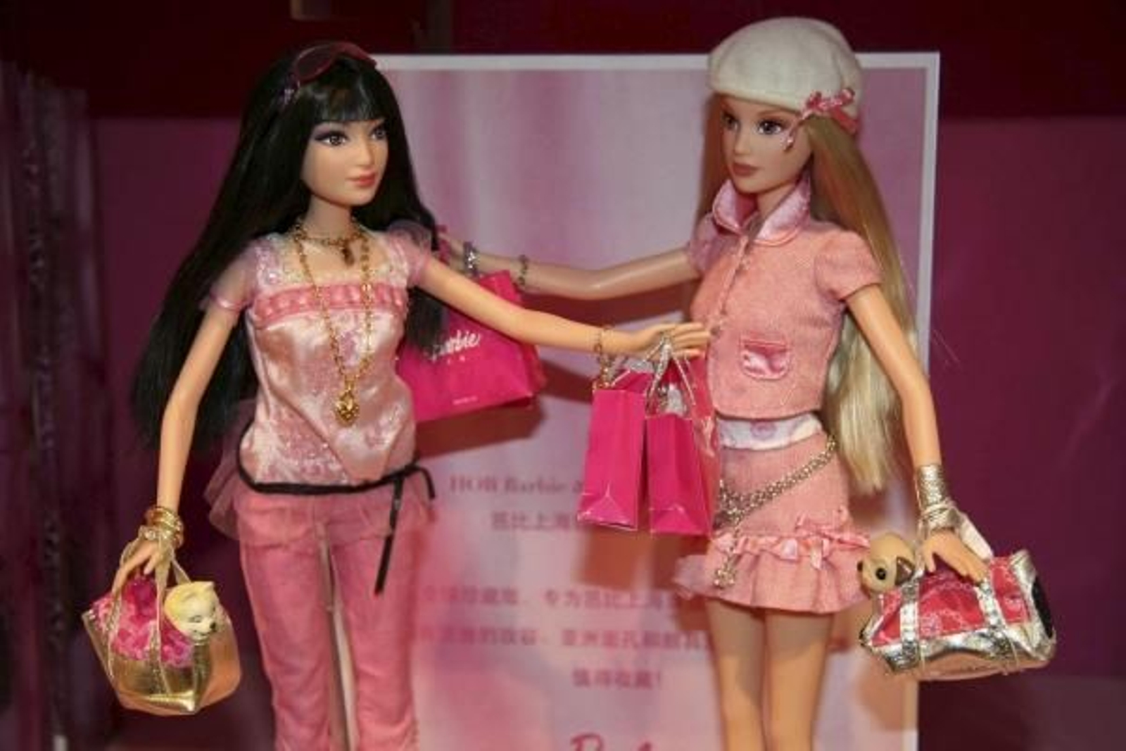 Imagen de dos muñecas Barbie. (Foto: José Álvarez Díaz)