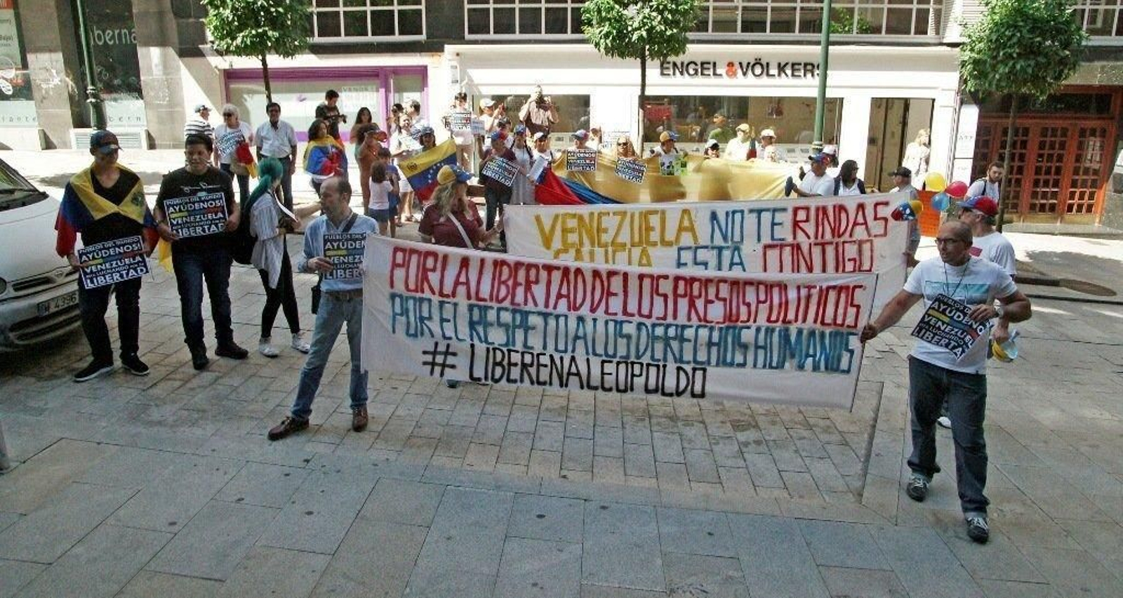 Venezolanos en Vigo en una protesta ante el consulado general de su país.