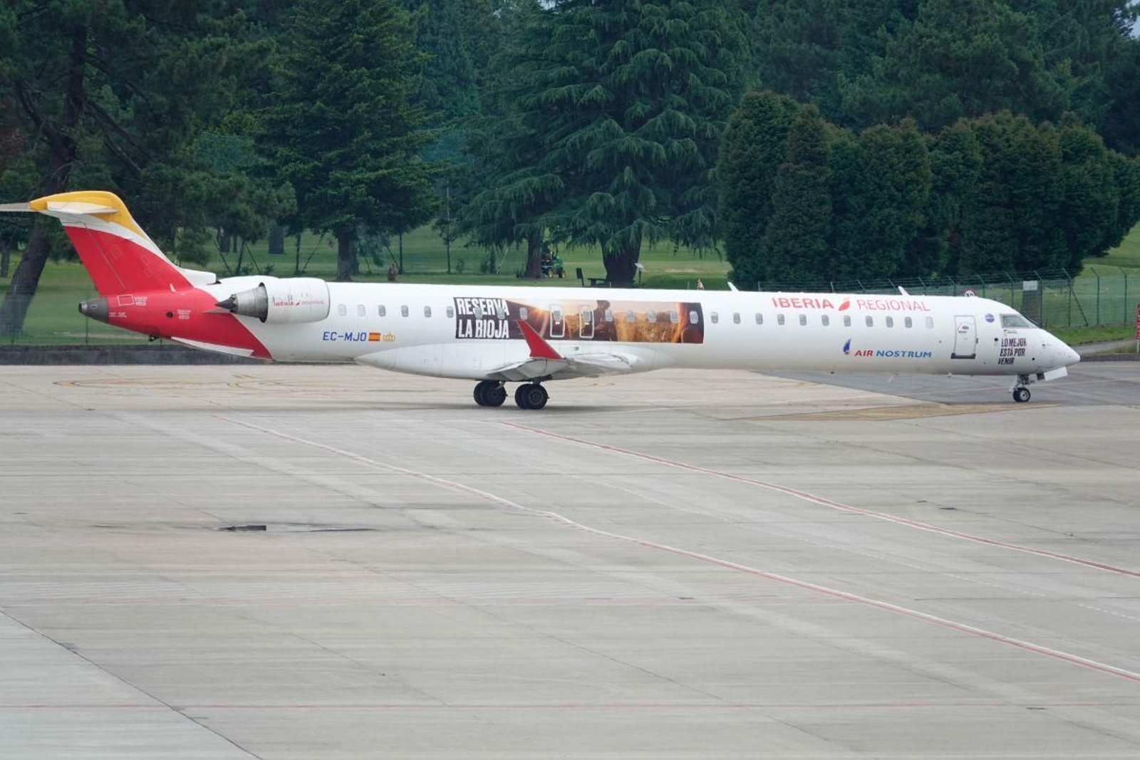 Un avión de la aerolínea Air Nostrum estacionado en Peinador.
