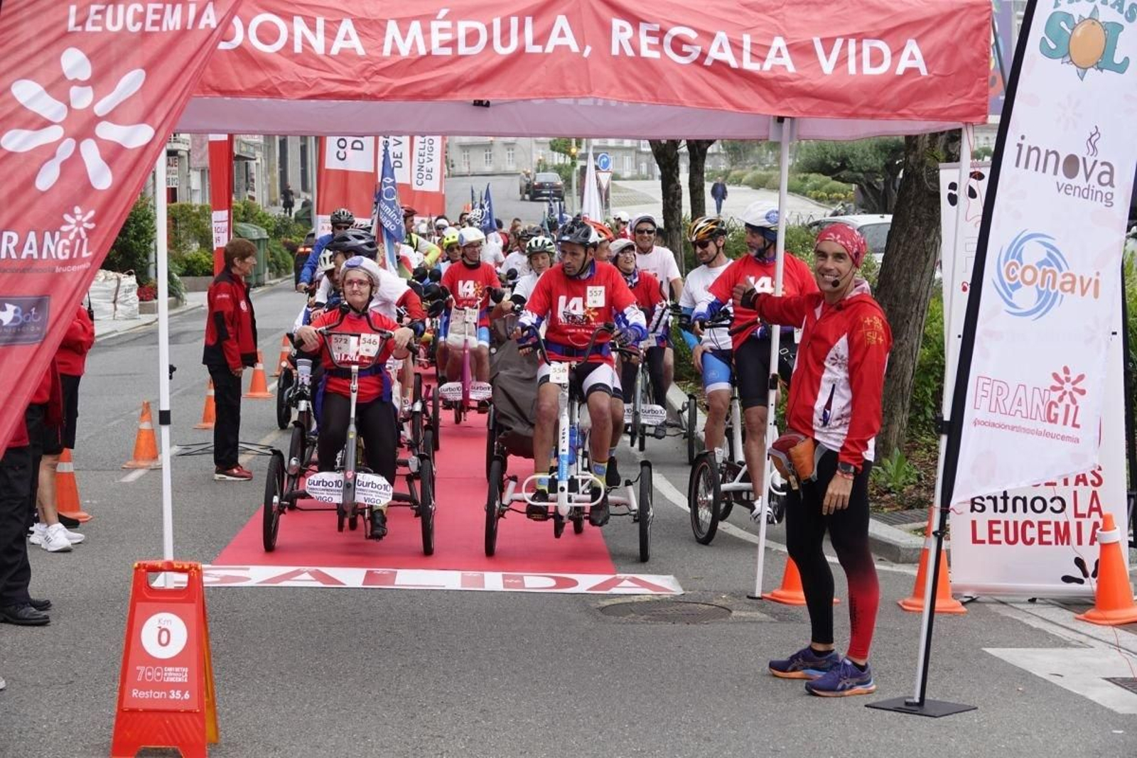 Davil Gil, a la derecha, en la salida de la marcha del año pasado.