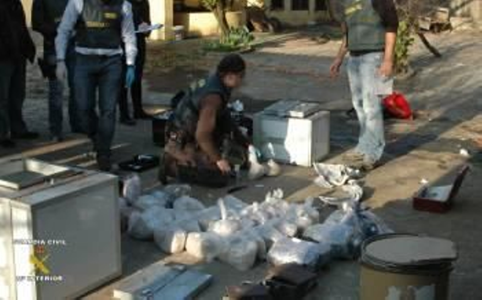Agentes de la Guardia Civil, durante el recuento del material intervenido en los zulos. (Foto: G.C.)