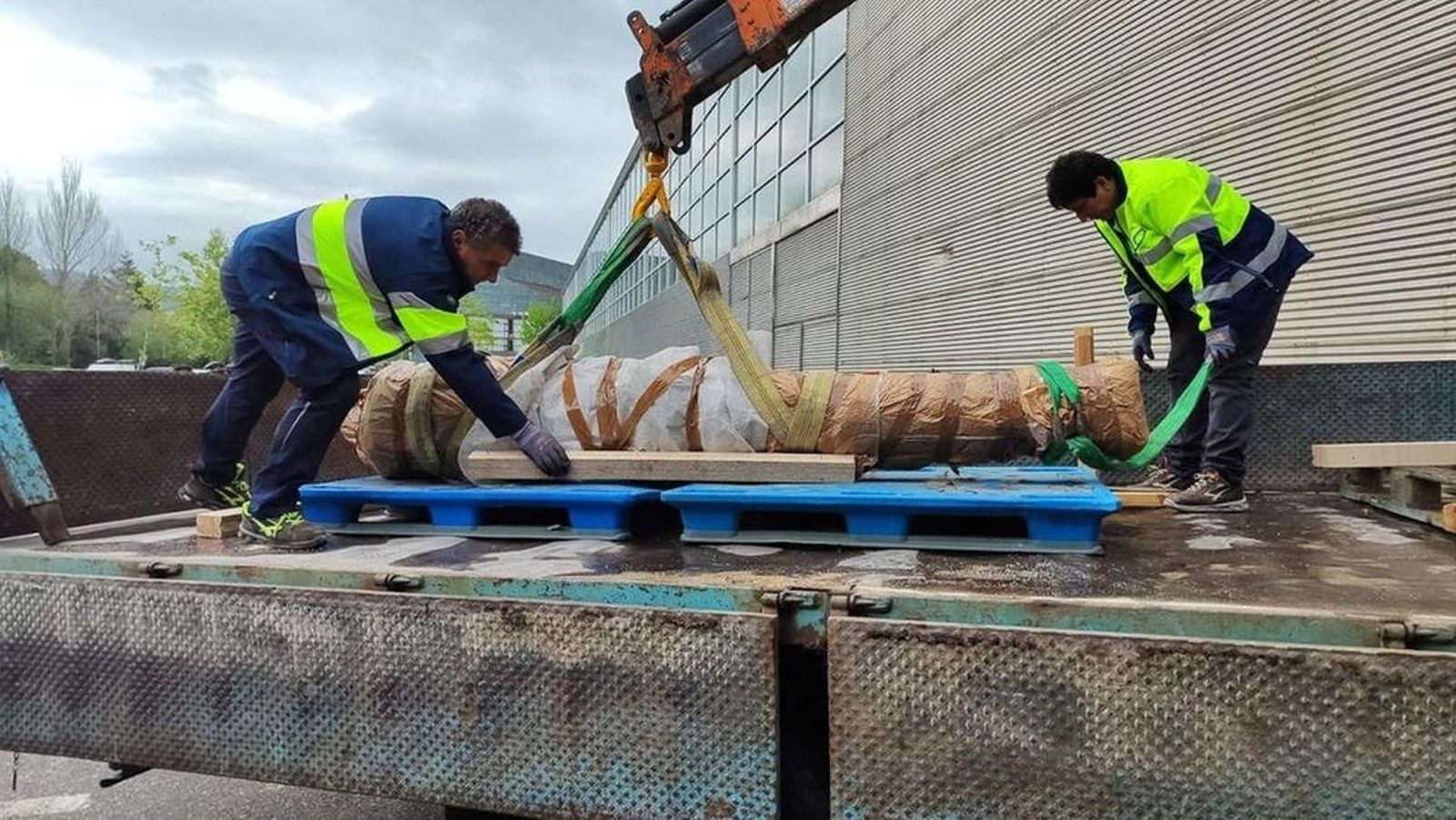 Los operarios, ayer en pleno traslado del cañón.
