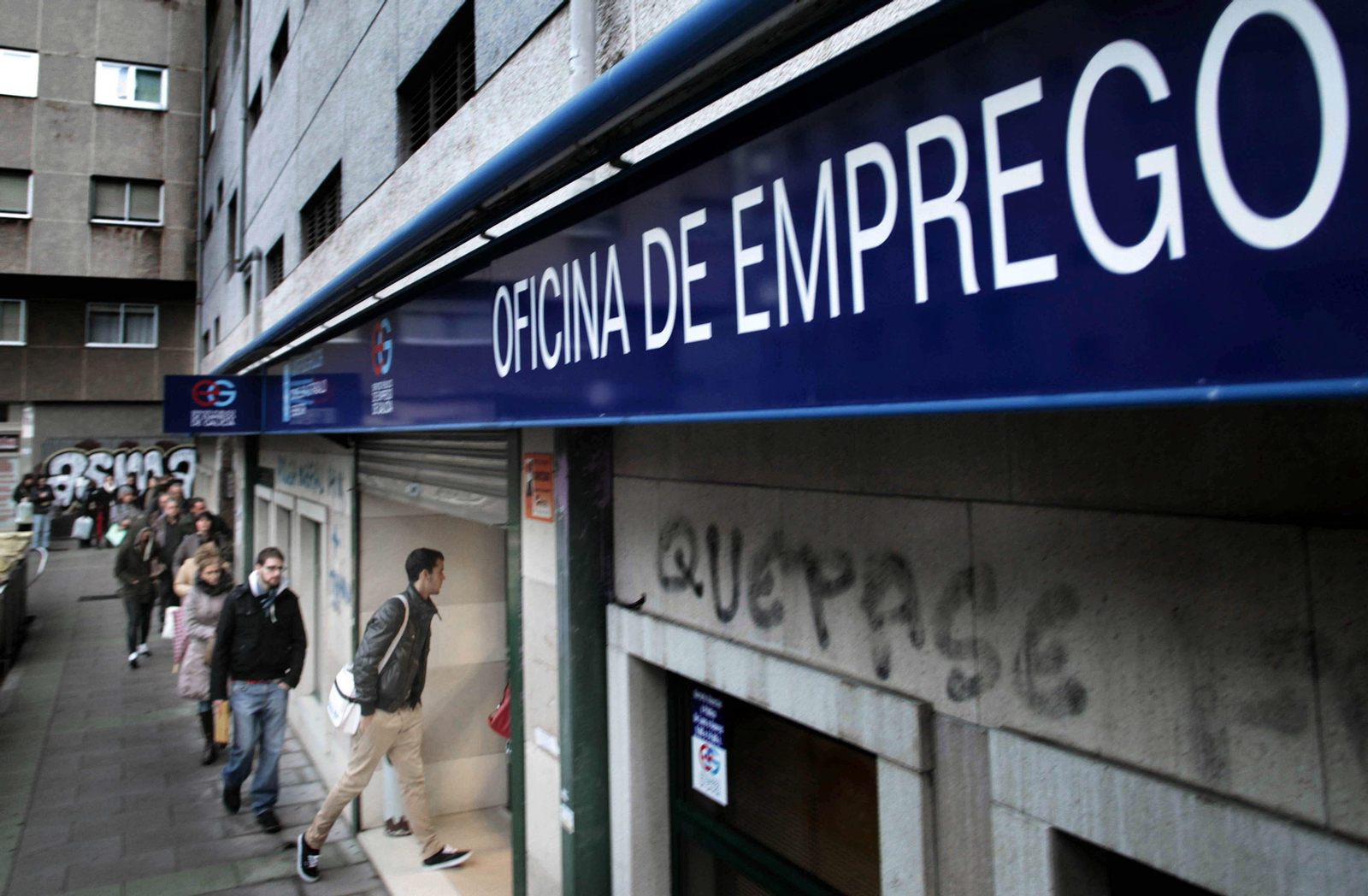 Jóvenes accediendo en una Oficina de Emprego de la Xunta.