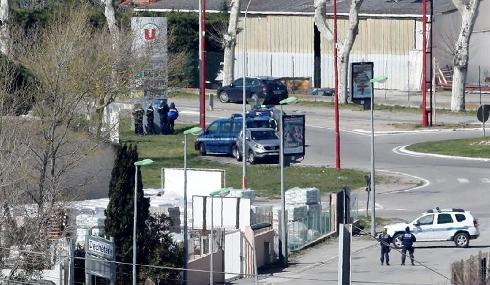 Vehículos de la Gendarmería Nacional francesa permanecen aparcados en los alrededores del supermercado de la cadena