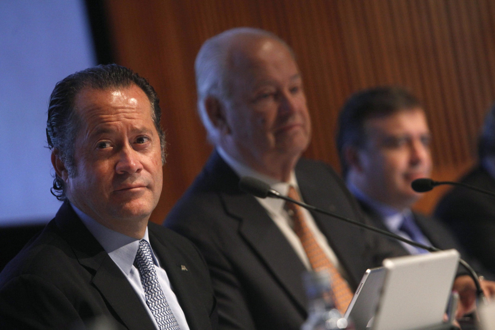 El vicepresidente Juan Carlos Escotet, el presidente Javier Etcheverría, y el consejero delegado Francisco Botas.