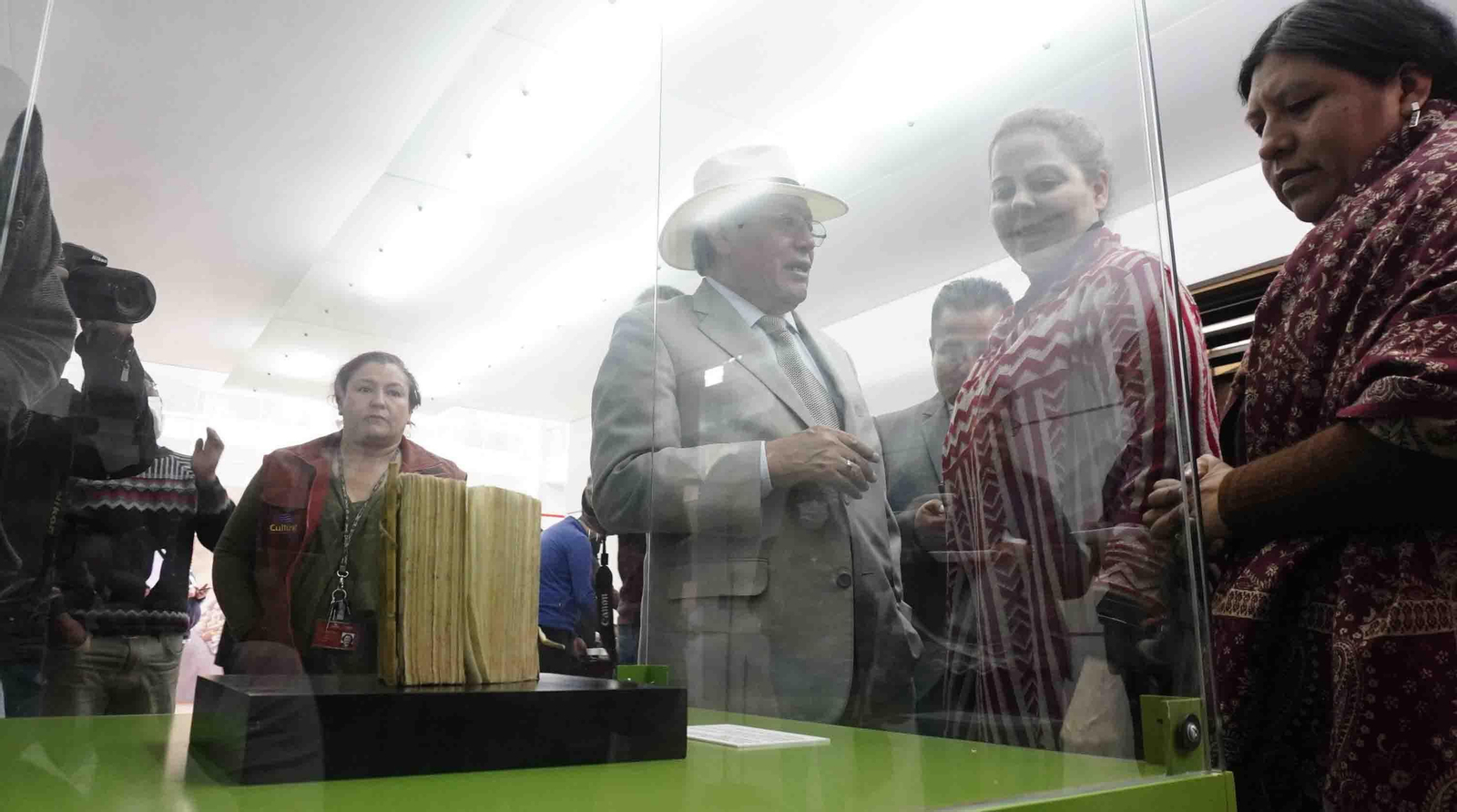 Fotografía de la directora del Museo de Etnografía y Folklore (Musef), Elvira Espejo (d) y la oficial de la Oficina Multipaís de la Unesco, Indira Salazar Martínez (2-d) , durante la presentación de la declaración de "Memoria del Mundo" al diccionario de lengua moxa, en La Paz (Bolivia). EFE/Javier Mamani