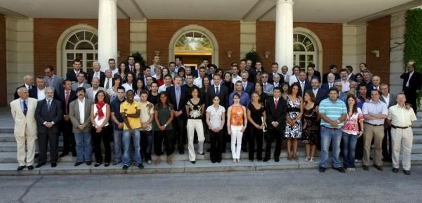 Zapatero con algunos de los deportistas españoles que participarán en los Juegos de Pekín. (Foto: Paco Campos)