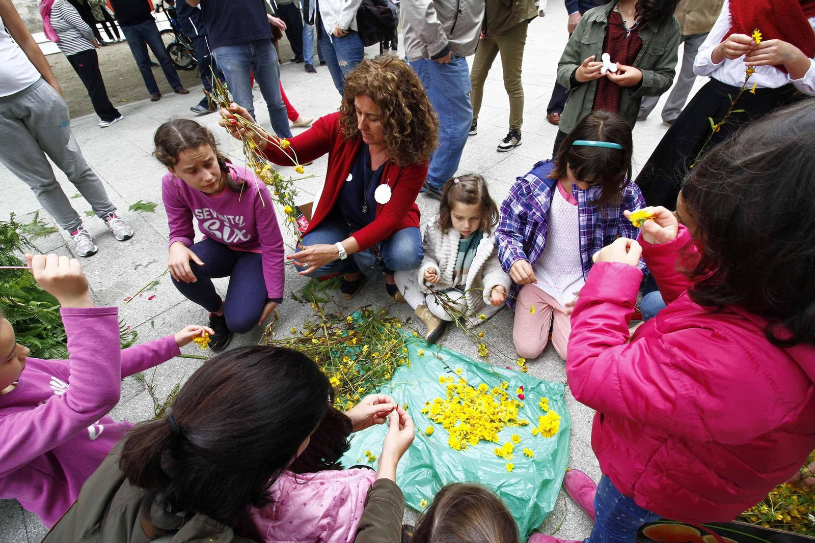 Os rapaces de Bouzas construiron un maio coa axuda dos socios da Asociación Cultural da Vila de Bouzas, que homenaxeu onte a Carlos Casares.