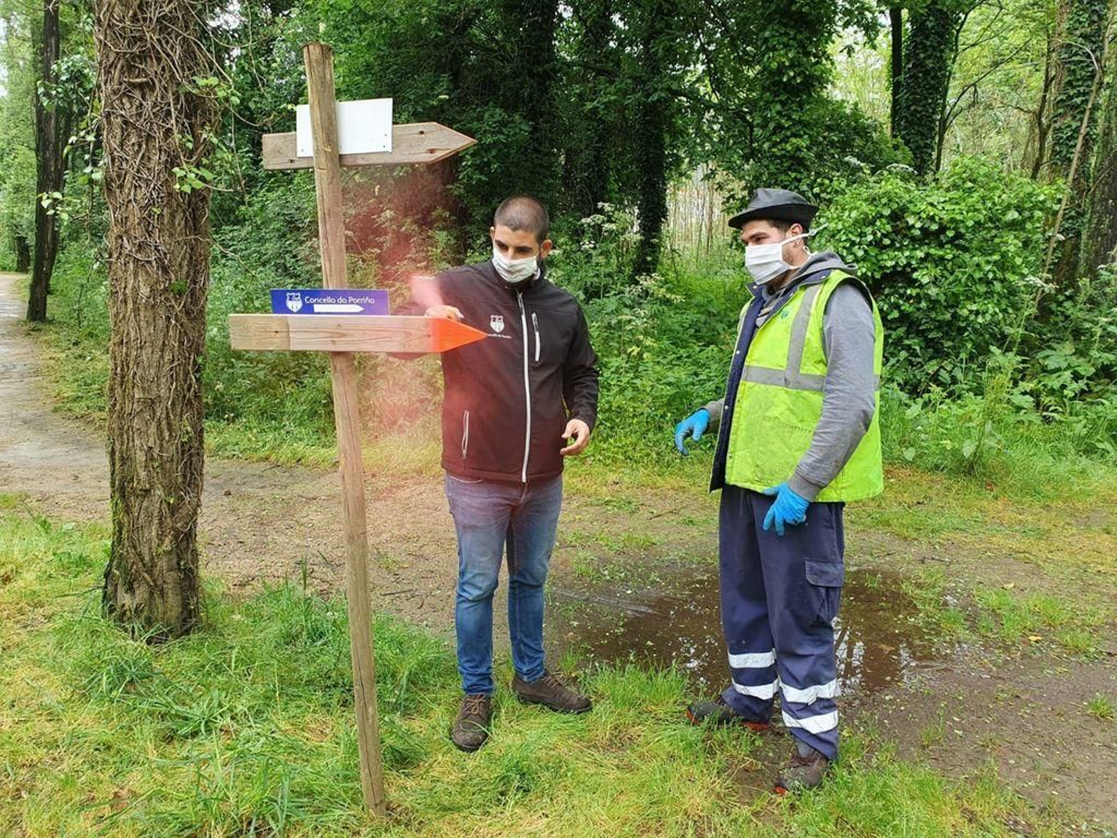 Ultimando todos los preparativos ayer en Porriño, para abrir mañana sábado el Paseo do Louro.