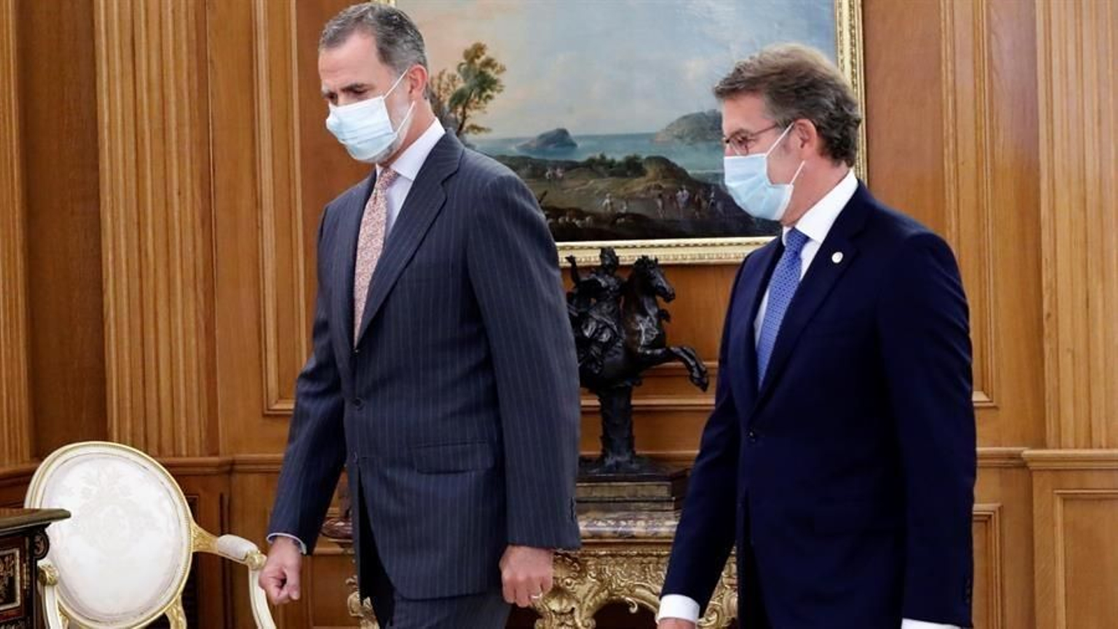 Felipe VI y Núñez Feijóo, al inicio  del encuentro que mantuvieron en el Palacio de la Zarzuela.