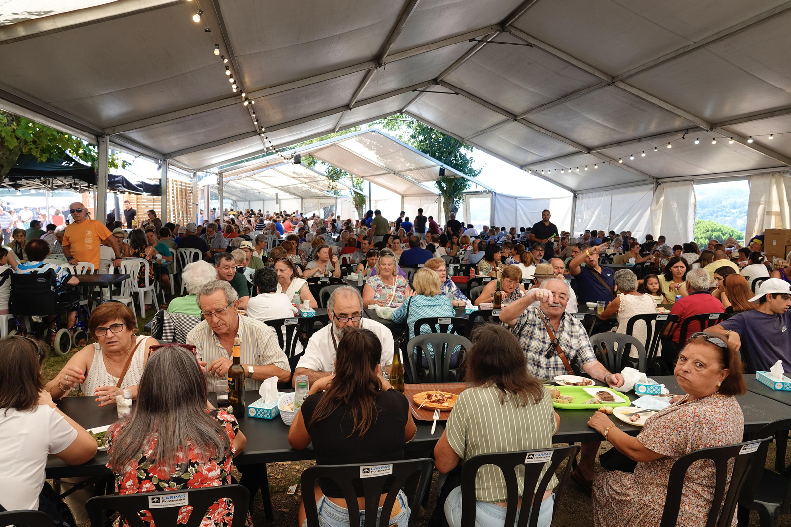 Comiendo en las fiestas de San Roque.