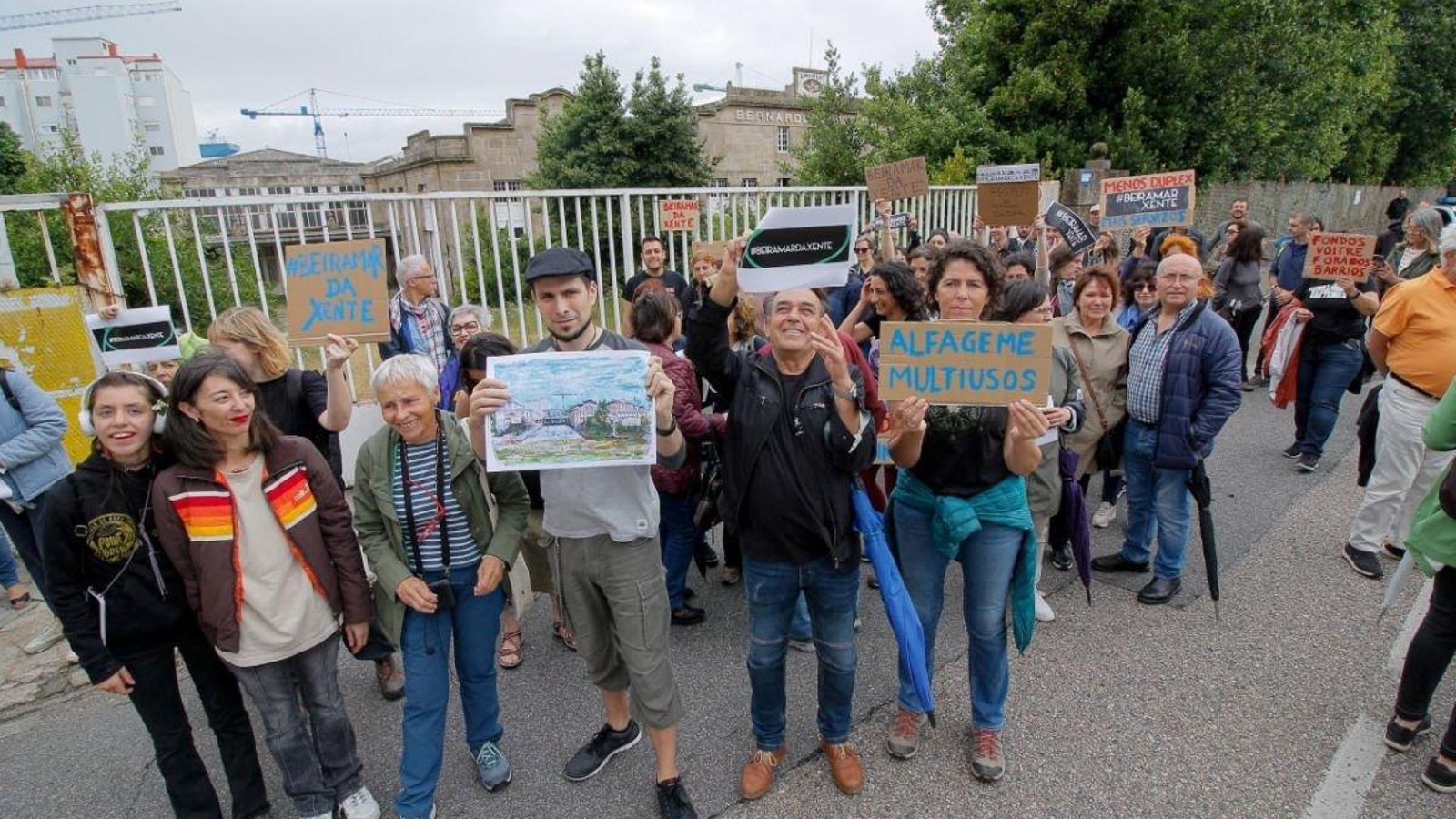 Miembros del movimiento #BeiramarDaXente, ante el edificio de Bernardo Alfageme, en Tomás A. Alonso, antes de iniciar la ruta reivindicativa.