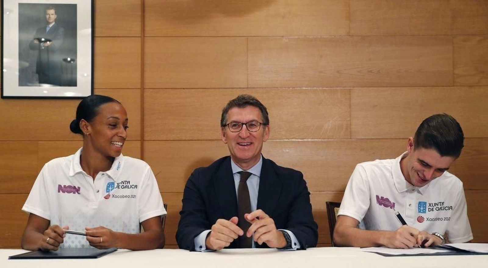 Ana Peleteiro, Núñez Feijóo y Adrián Ben, durante la firma del convenio en Santiago.