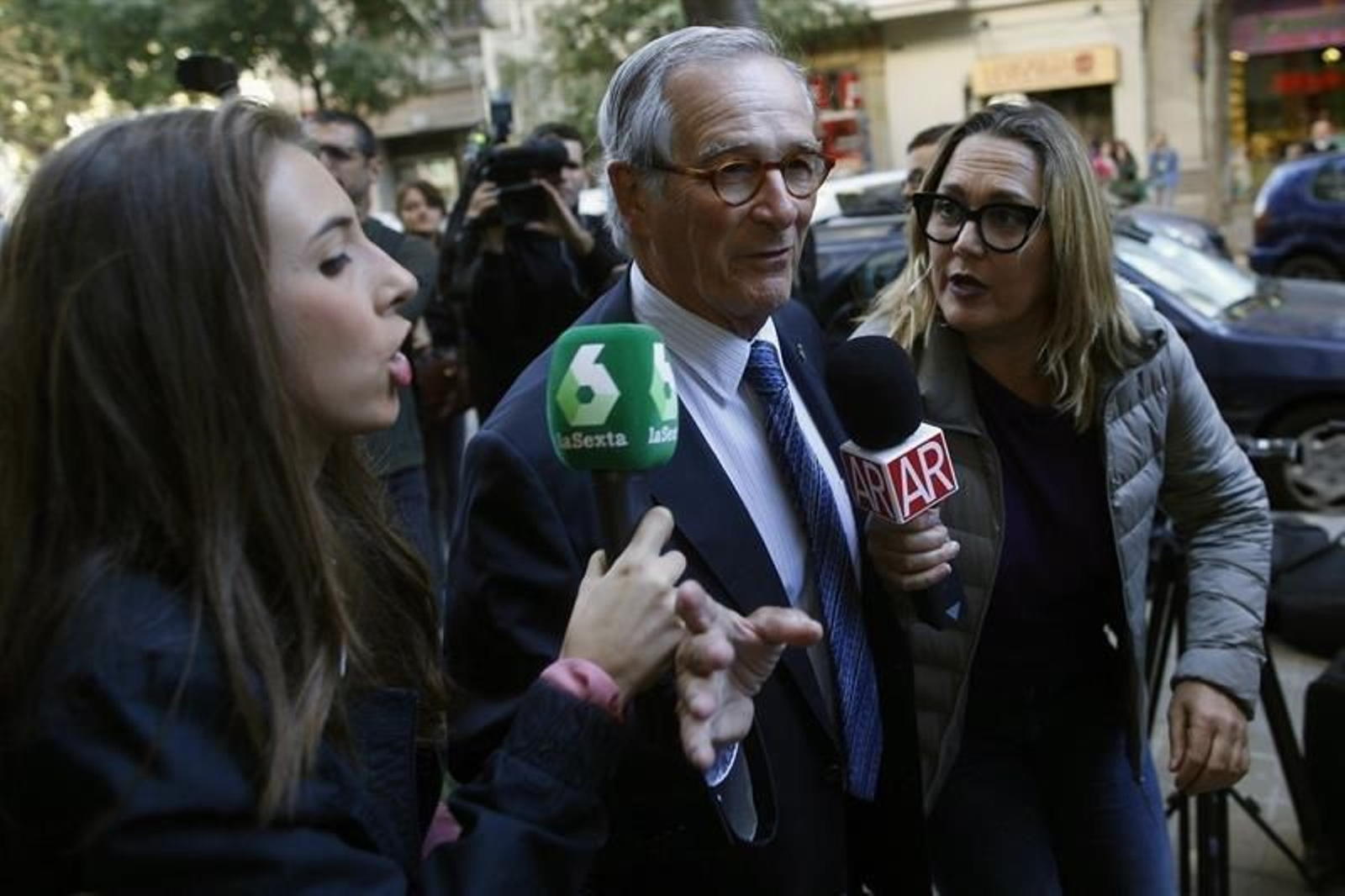Xavier Trias atiende a los medios a su llegada a la reunión del Comité Nacional del PDeCAT