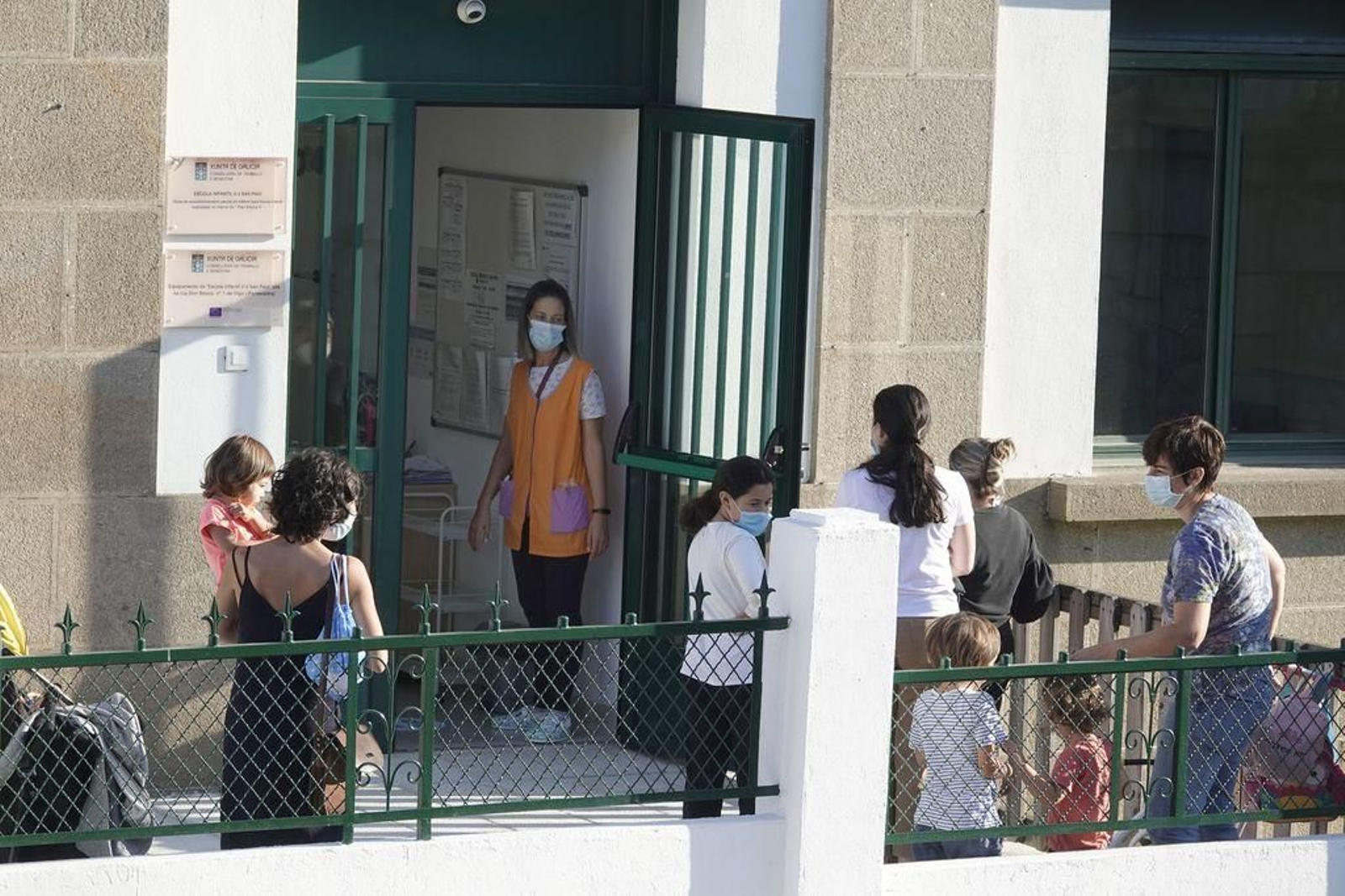 A pesar de las mascarillas, las distancias y ls nuevas normas, los nilños y sus familias vivieron con entusiasmo el primer día de cole.