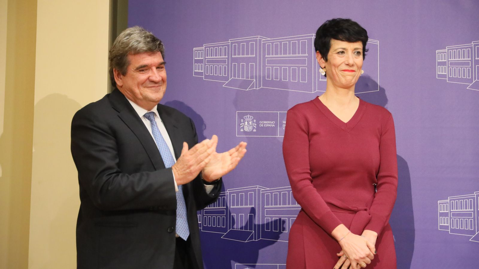 La ministra Elma Sáiz durante el traspaso de cartera de manos de José Luis Escrivá.