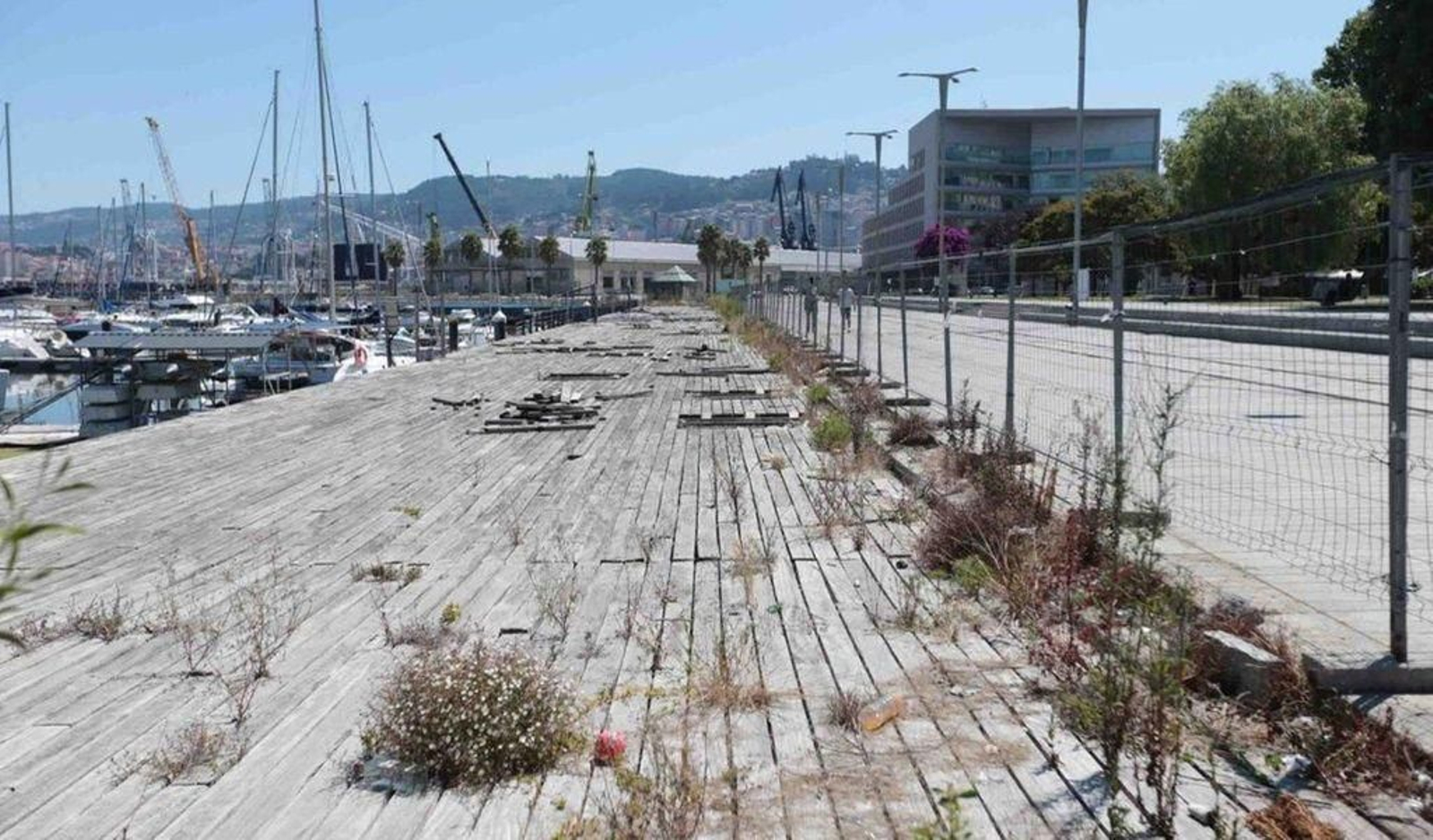 El paseo de madera, hundido desde agosto de 2018.