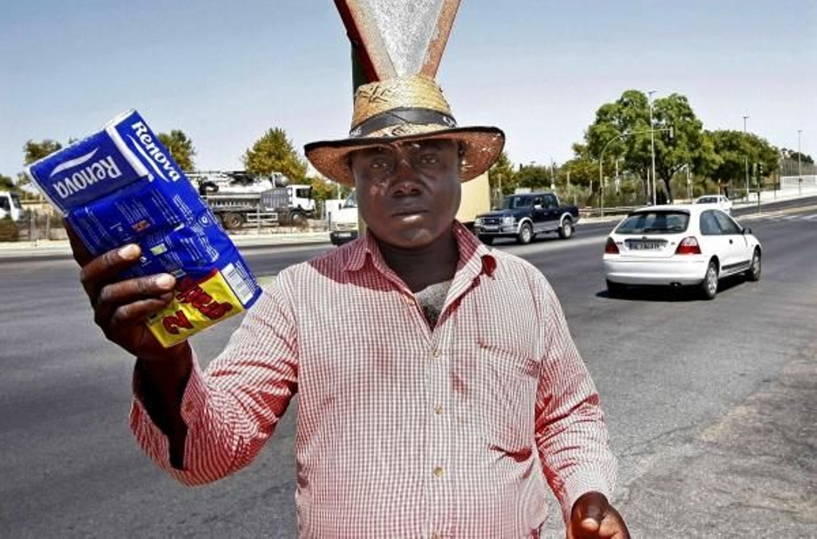 El vendedror de pañuelos que encontró la cartera,Dom Amby. (Foto: Eduardo Abad)
