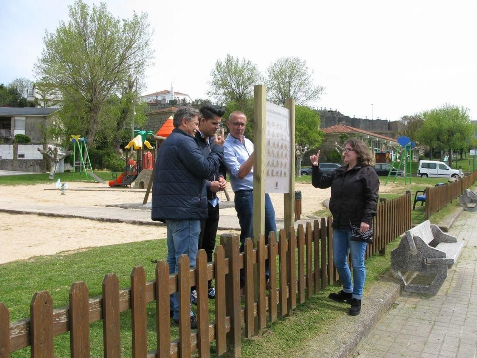 Luis Sanromán, Rubén Rial, Juan González y Cristina Fernández en el parque de Panxón.