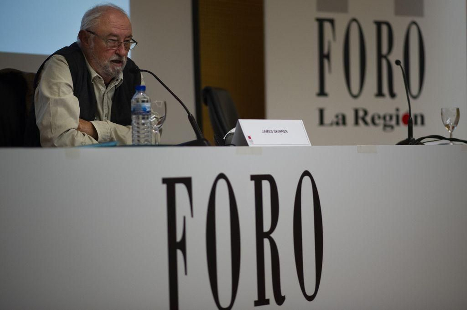 James Skinner, en el centro, durante su intervención.