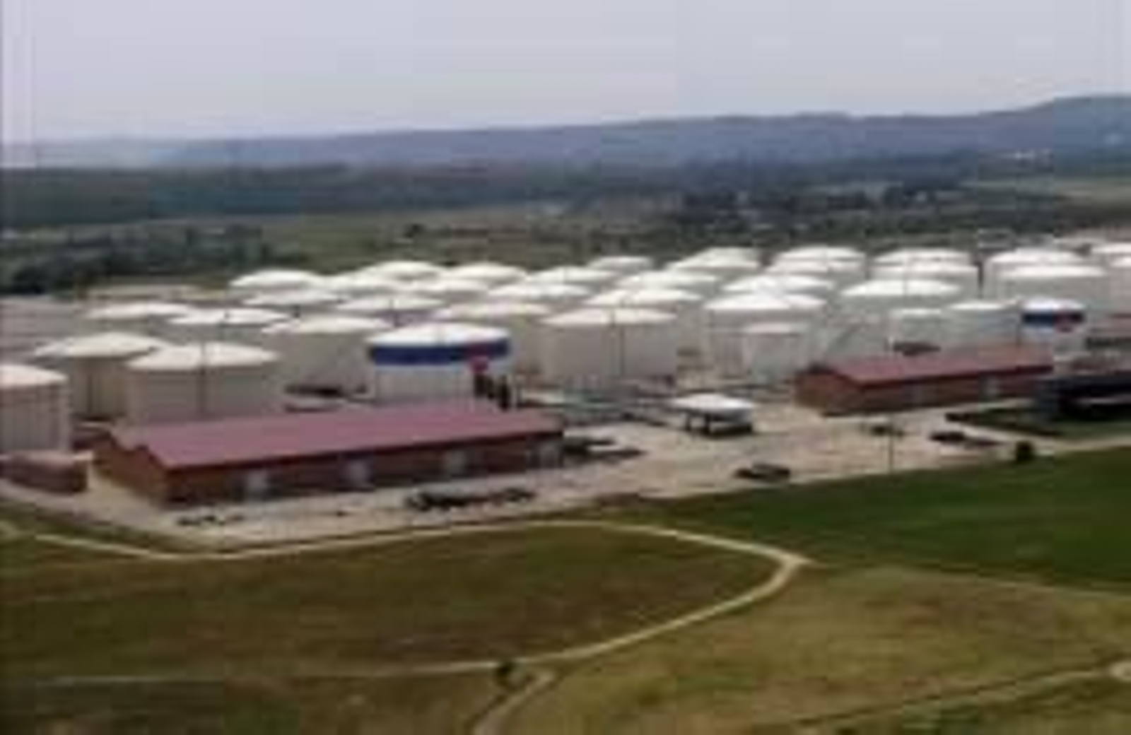 En la imagen, una instalación de almacenamiento de combustible.