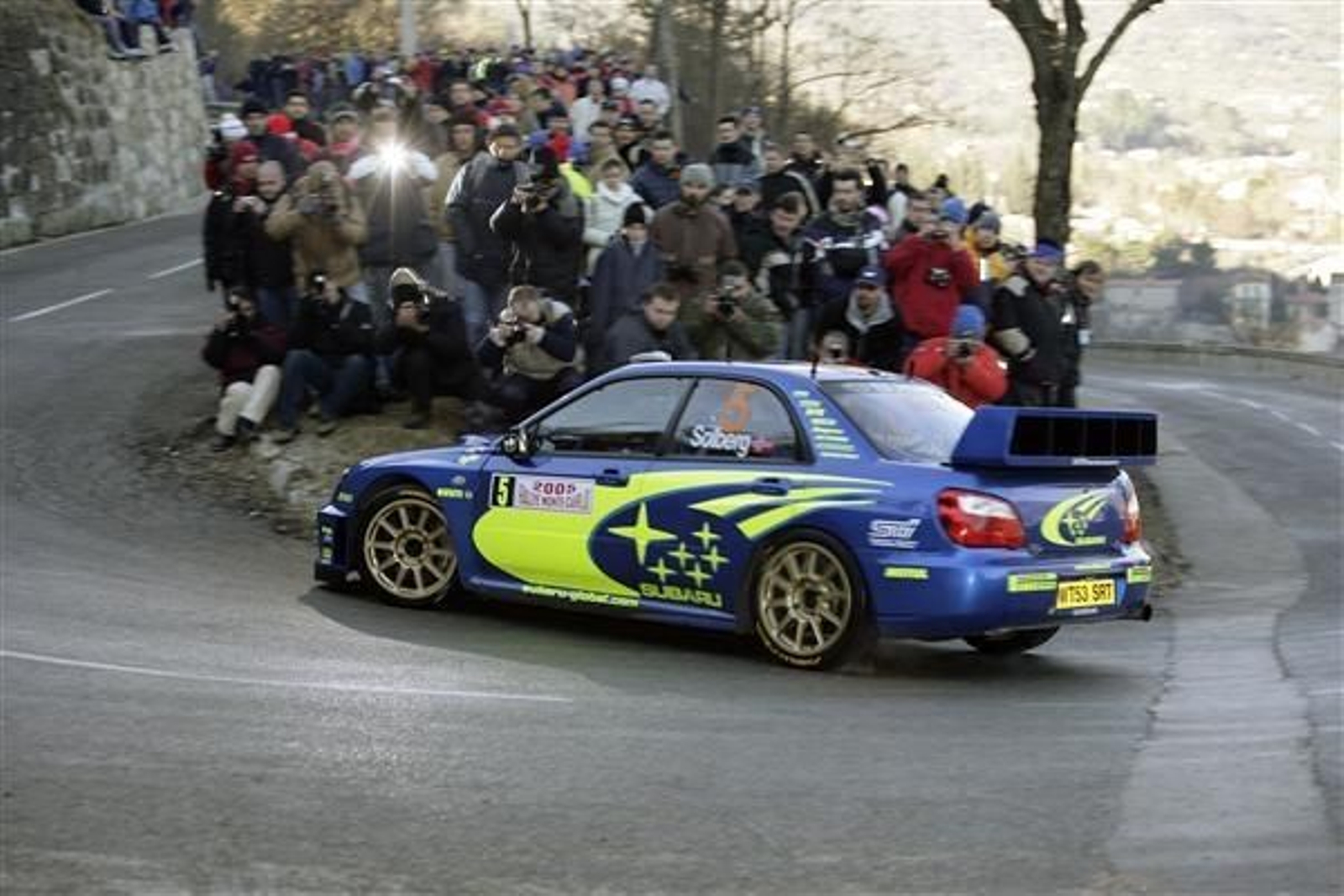El Subaru de Petter Solberg toma una curva durante una prueba del Mundial.