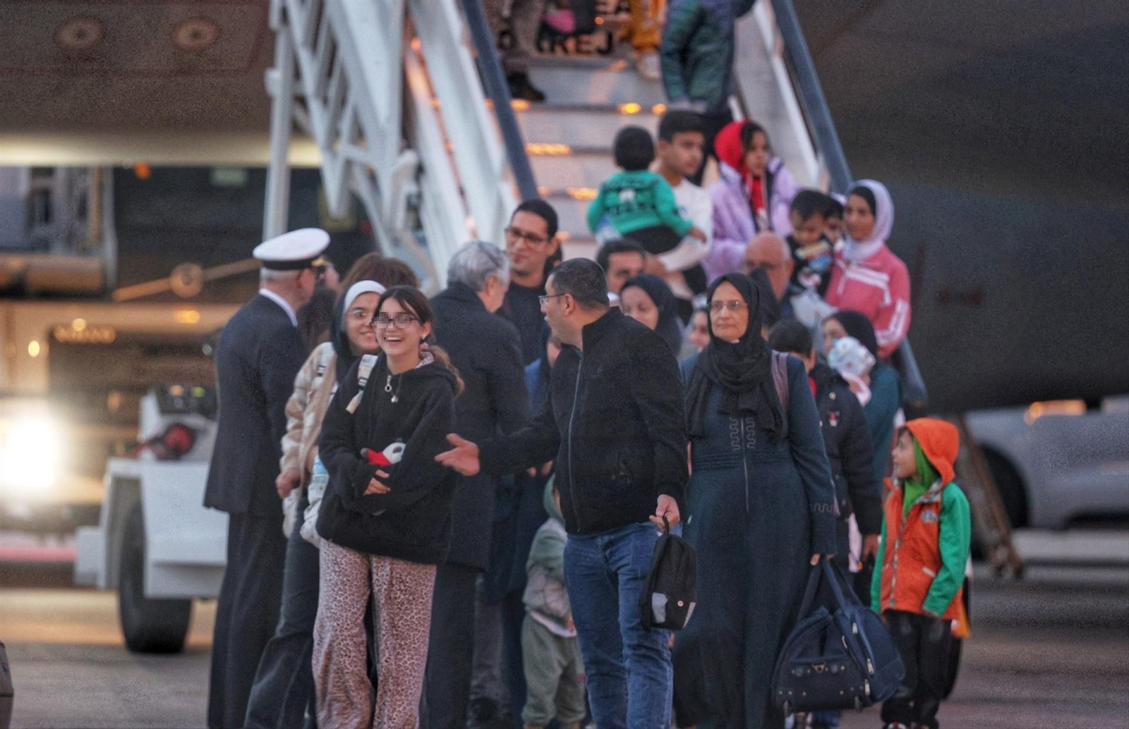 En la imagen, el primer grupo de personas evacuadas de Gaza a su llegada a la Base Aérea de Torrejón el pasado 16 de noviembre
