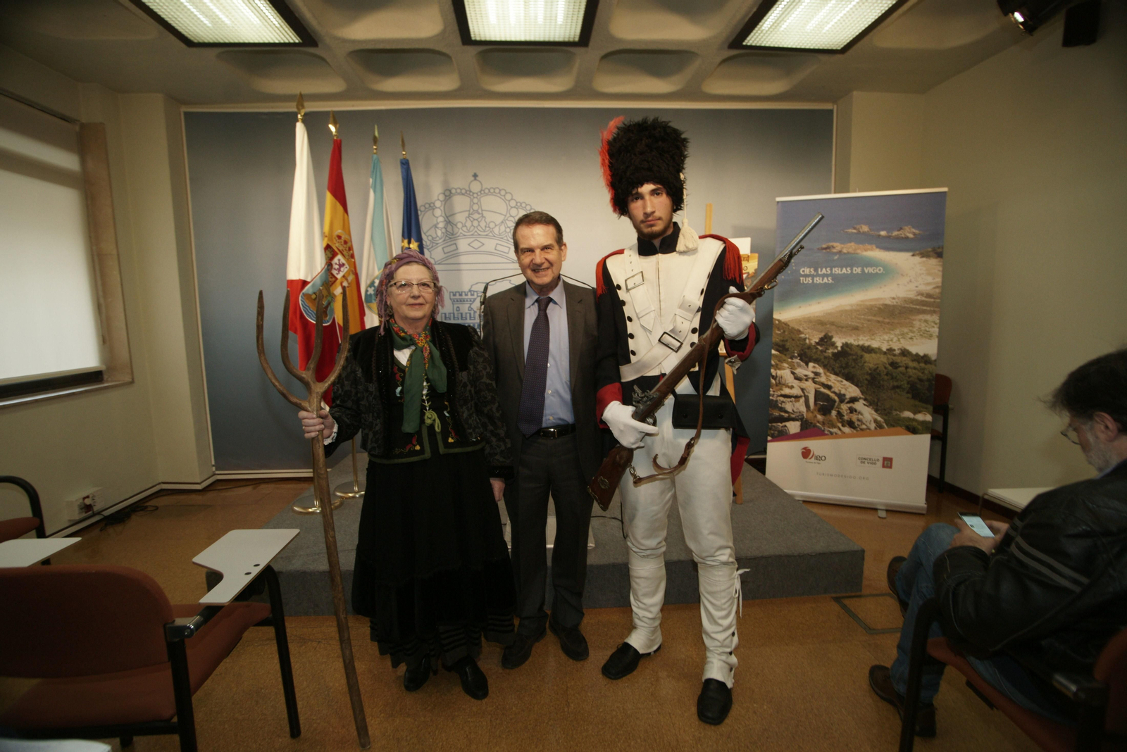 Una lugareña de 1809 y un soldado francés, con el alcalde, en la presentación de la fiesta.