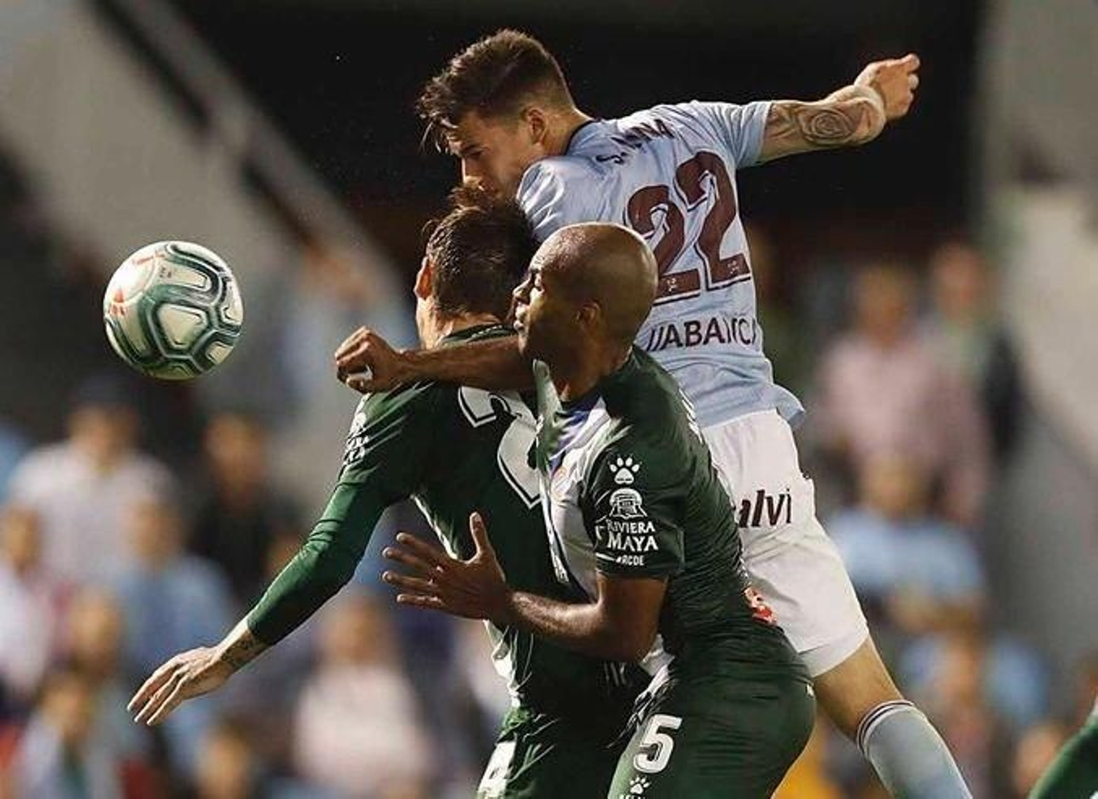 Santi Mina se adelanta a los centrales del Espanyol para cabecear cruzado y anotar el gol que dio el empate al Celta.