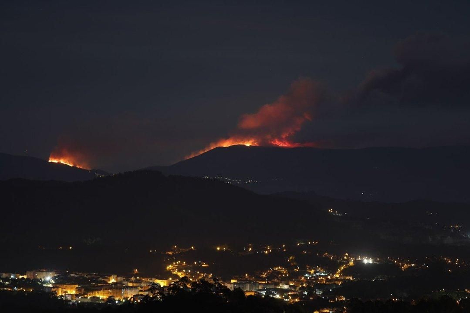 Galería | El humo de los incendios de Portugal tiñe los cielos de Galicia