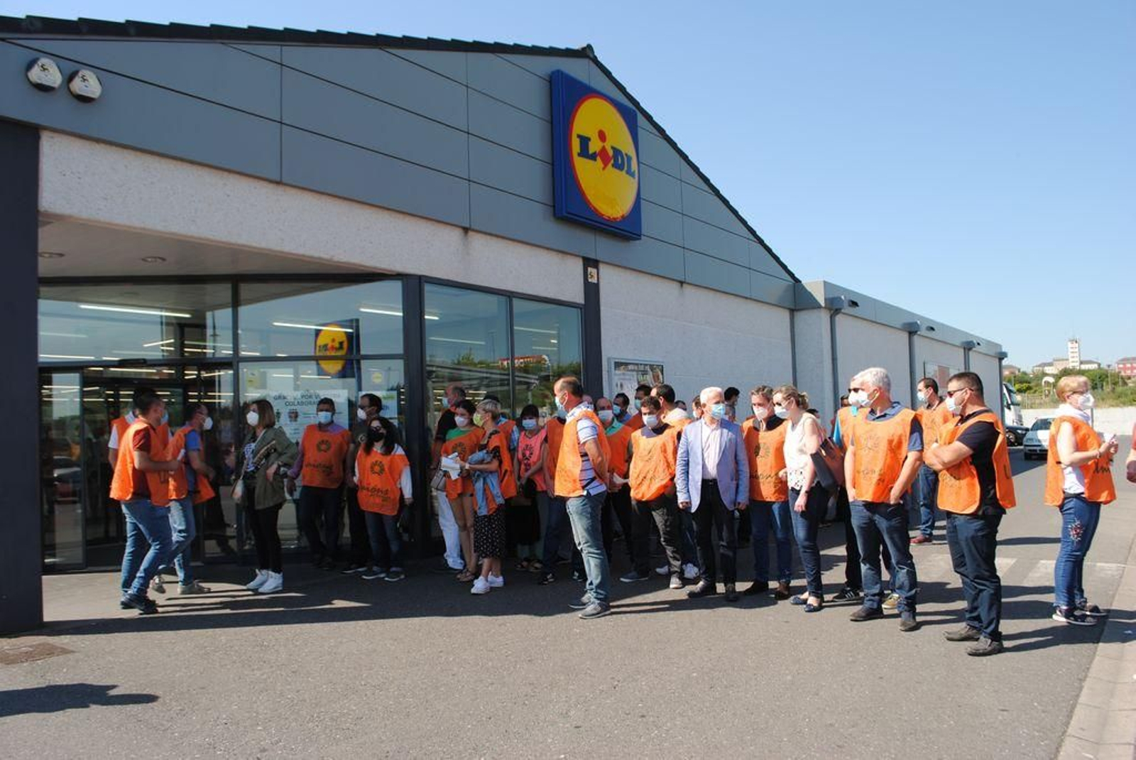 La protesta de ganaderos a las puertas del Lidl de Lugo.