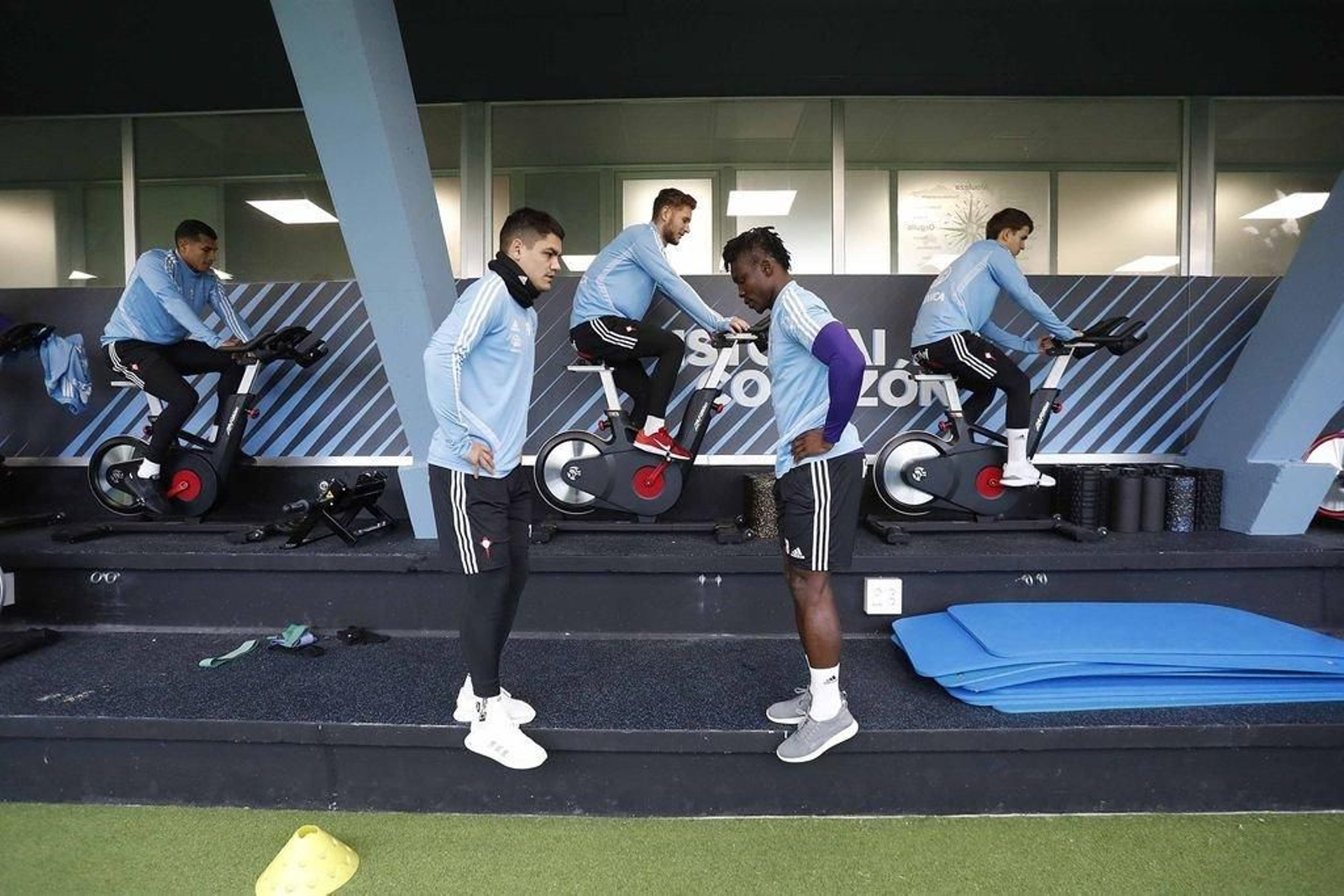 Toro Fernández y Aidoo enmarcan a Jorge Sáenz ayer en el gimnasio.
