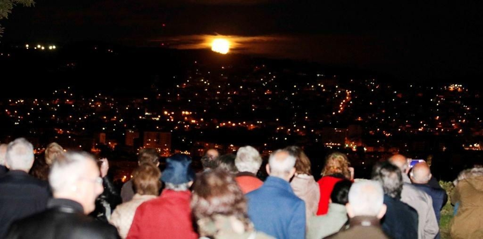 La luna saliendo en torno a las siete de la tarde, con cientos de personas atentas en lo alto del parque del Castro. Lo más llamativo, su brillo, más que su tamaño.// JV Landín