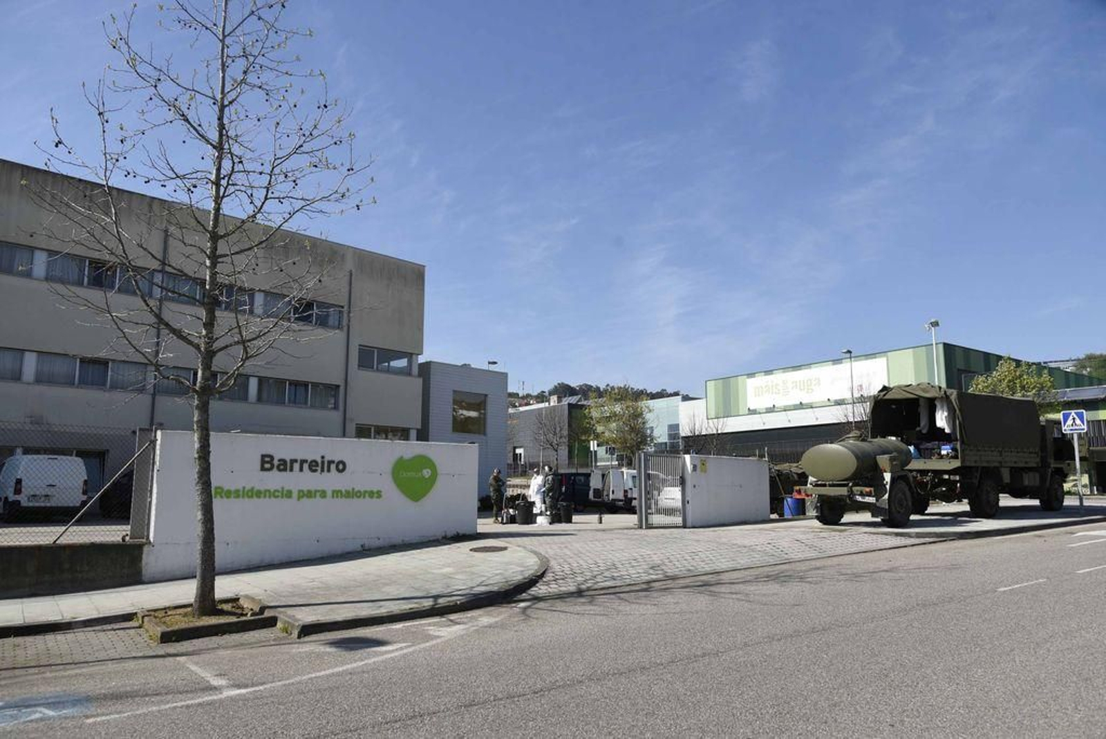 Miembros de la Brilat completaron ayer las labores de desinfección en DomusVi Barreiro.